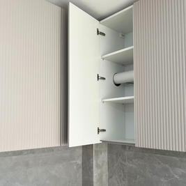 Mobilier la comandă pentru bucătărie NORVINIA, cu mânere metalice aplicate și blat termorezistent