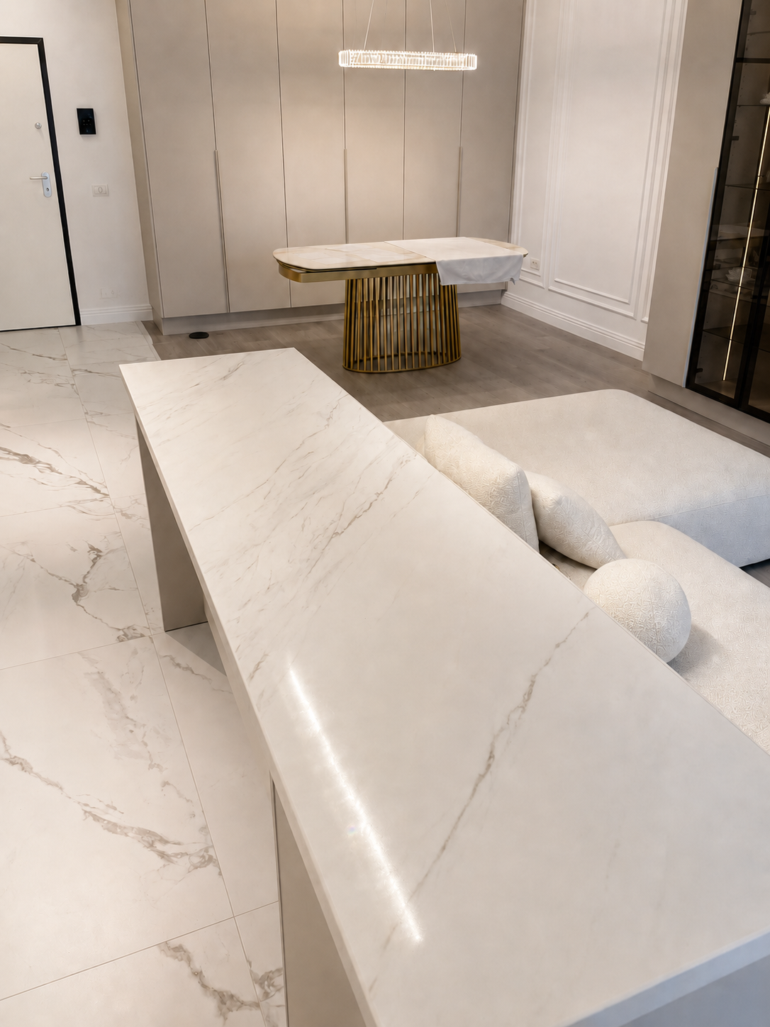 Mobilier de bucătărie NORVINIA, cu fronturi din MDF termoformat, blat din cuarț compozit și mânere tip profil GOLA, finisaj negru mat