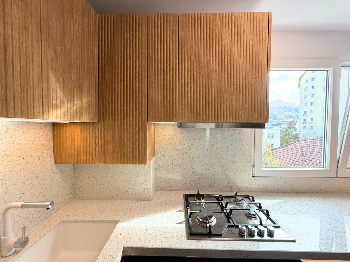 Mobilier din MDF termoformat cu blat, contrablat din cuarț compozit și mânere tip profil GOLA
