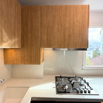 Mobilier din MDF termoformat cu blat, contrablat din cuarț compozit și mânere tip profil GOLA