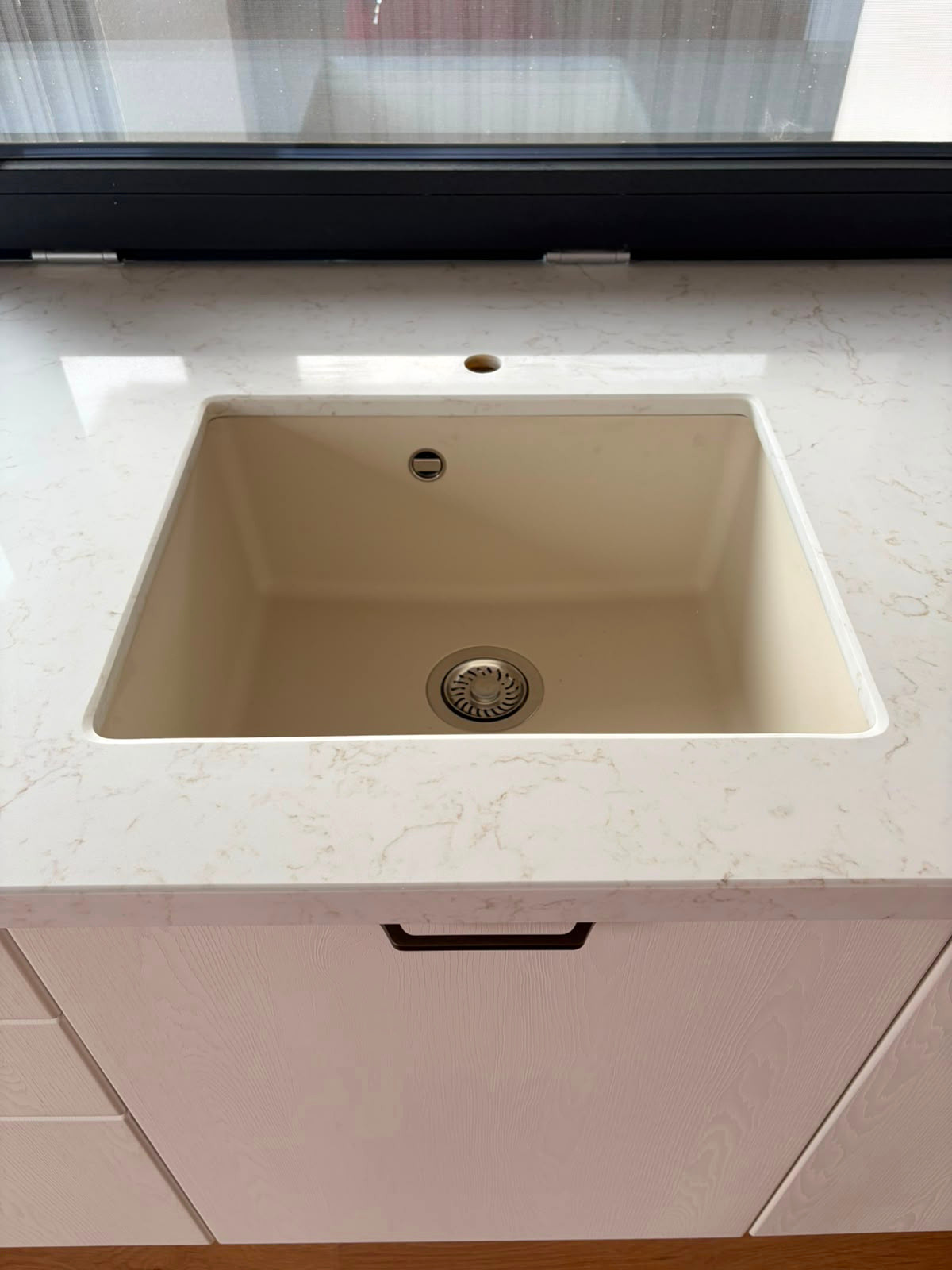 Mobilier din MDF termoformat cu blat din cuarț compozit și mânere metalice aplicate