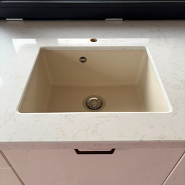 Mobilier din MDF termoformat cu blat din cuarț compozit și mânere metalice aplicate