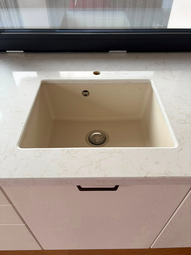 Mobilier din MDF termoformat cu blat din cuarț compozit și mânere metalice aplicate