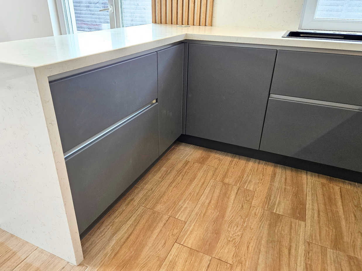 Mobilier la comandă pentru bucătărie NORVINIA, cu mânere ascunse GOLA și blat din cuarț compozit