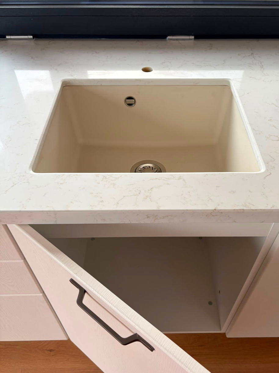 Mobilier din MDF termoformat cu blat din cuarț compozit și mânere metalice aplicate