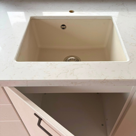 Mobilier din MDF termoformat cu blat din cuarț compozit și mânere metalice aplicate