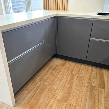 Mobilier la comandă pentru bucătărie NORVINIA, cu mânere ascunse GOLA și blat din cuarț compozit