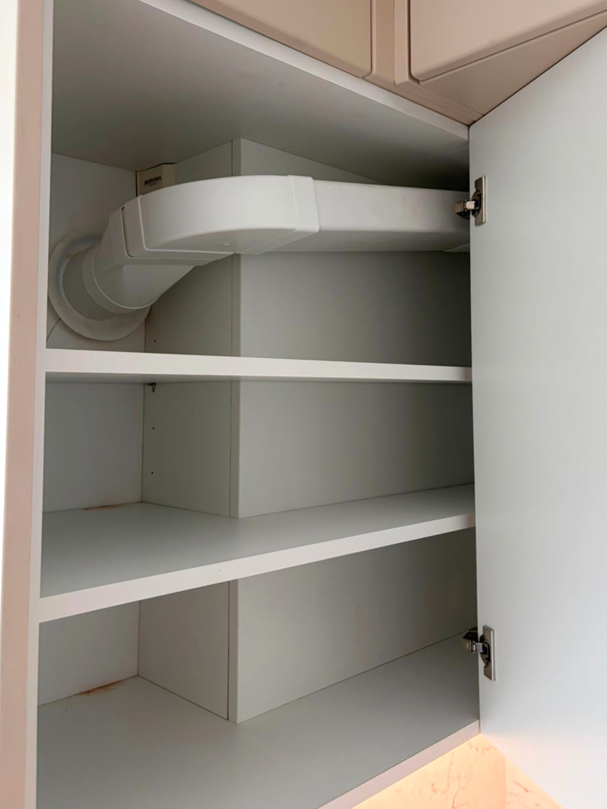 Mobilier de bucătărie cu fronturi din MDF termoformat, cu blat și contrablat din cuarț compozit și mânere tip profil GOLA