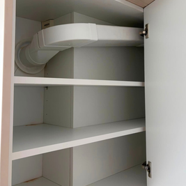 Mobilier de bucătărie cu fronturi din MDF termoformat, cu blat și contrablat din cuarț compozit și mânere tip profil GOLA