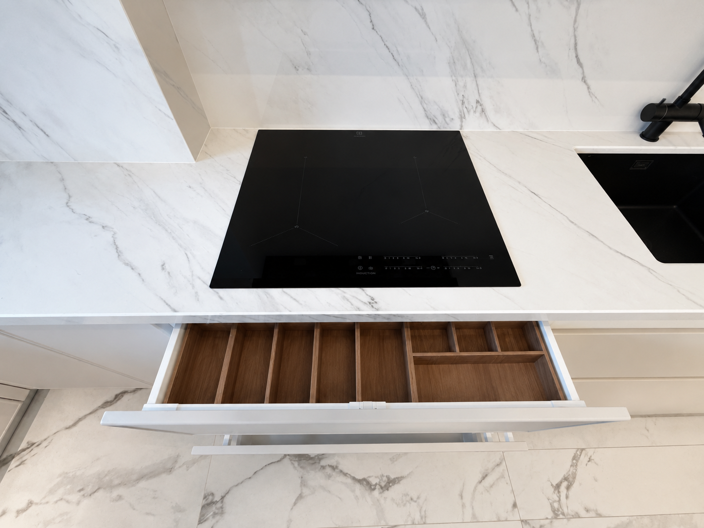Mobilier de bucătărie NORVINIA, cu fronturi din MDF termoformat, blat din cuarț compozit și mânere tip profil GOLA, finisaj negru mat