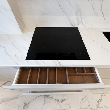 Mobilier de bucătărie NORVINIA, cu fronturi din MDF termoformat, blat din cuarț compozit și mânere tip profil GOLA, finisaj negru mat