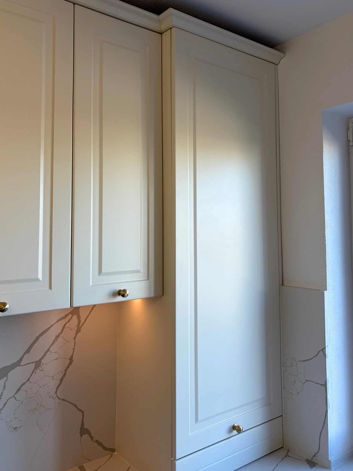 Mobilier din MDF termoformat cu blat, contrablat și picior peninsulă din cuarț compozit și mânere metalice aplicat