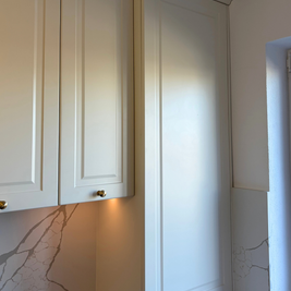 Mobilier din MDF termoformat cu blat, contrablat și picior peninsulă din cuarț compozit și mânere metalice aplicat