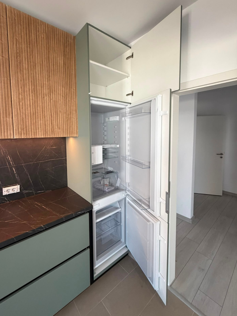 Mobilier din MDF termoformat cu blat termorezistent și mânere gola, finisaj negru mat