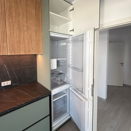 Mobilier din MDF termoformat cu blat termorezistent și mânere gola, finisaj negru mat