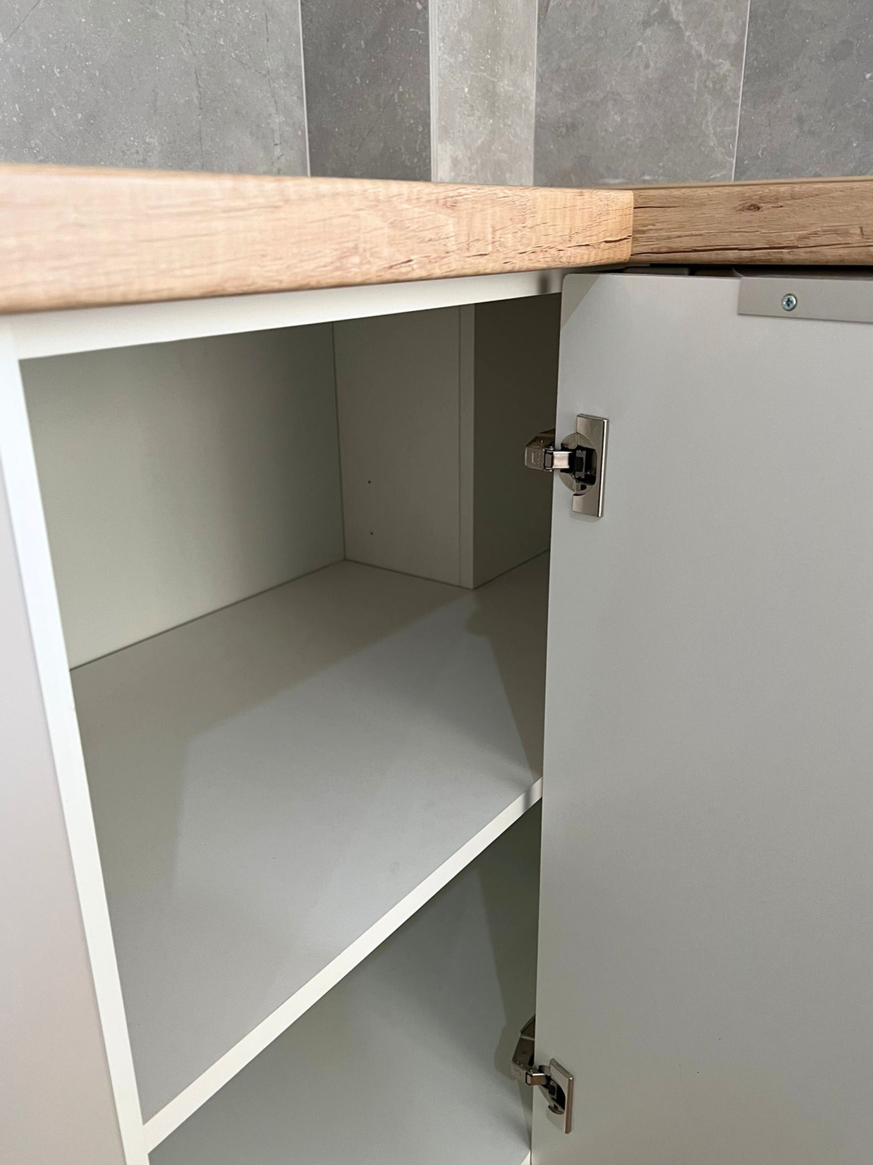 Mobilier la comandă pentru bucătărie NORVINIA, cu mânere metalice aplicate și blat termorezistent