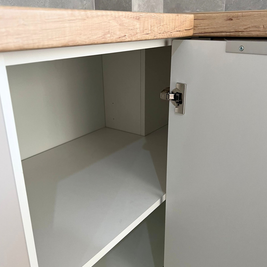 Mobilier la comandă pentru bucătărie NORVINIA, cu mânere metalice aplicate și blat termorezistent