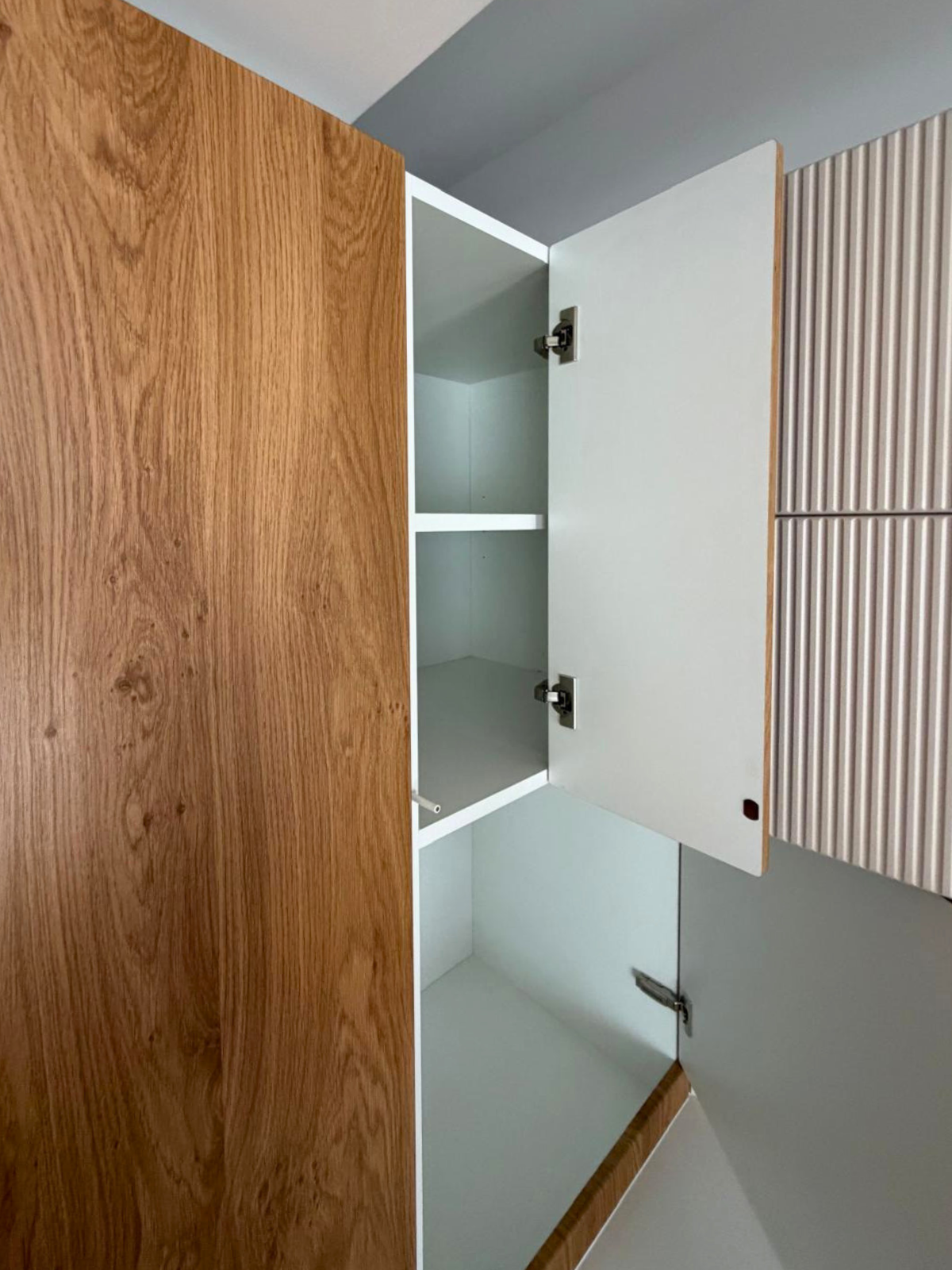 Mobilier de bucătărie NORVINIA, cu fronturi din MDF termoformat, blat și contrablat din cuarț compozit alb și mânere tip profil GOLA, finisaj aluminiu
