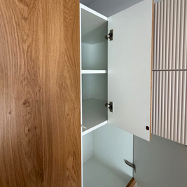 Mobilier de bucătărie NORVINIA, cu fronturi din MDF termoformat, blat și contrablat din cuarț compozit alb și mânere tip profil GOLA, finisaj aluminiu