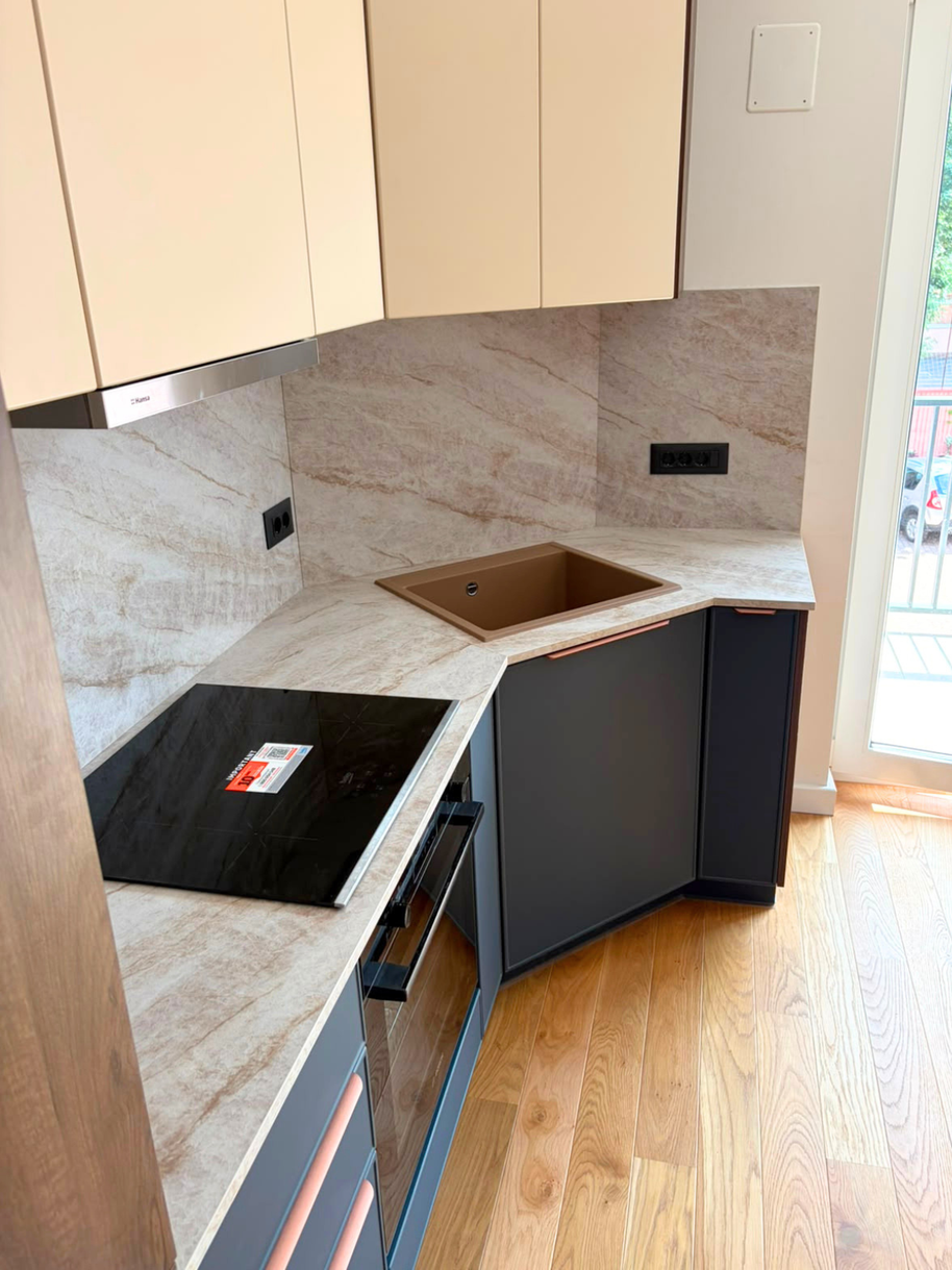 Mobilier din MDF termoformat cu blat termorezistent și mânere metalice aplicate/tip profil GOLA