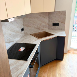 Mobilier din MDF termoformat cu blat termorezistent și mânere metalice aplicate/tip profil GOLA