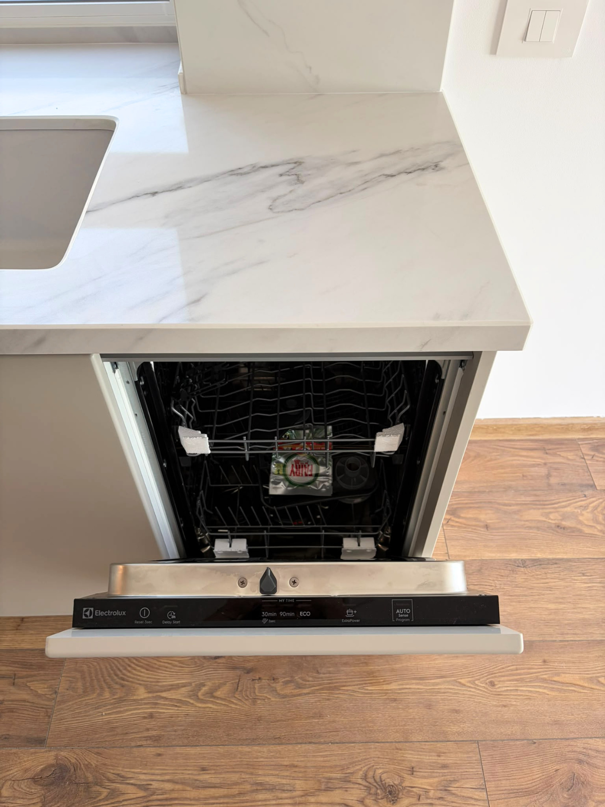 Mobilier din MDF termoformat cu blat din cuarț compozit și mânere GOLA