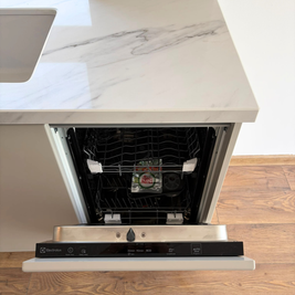 Mobilier din MDF termoformat cu blat din cuarț compozit și mânere GOLA