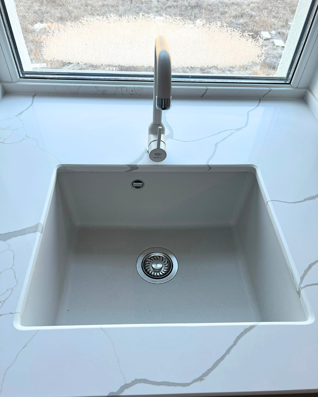 Mobilier la comandă pentru bucătărie NORVINIA, cu mânere metalice aplicate și blat din cuarț compozit