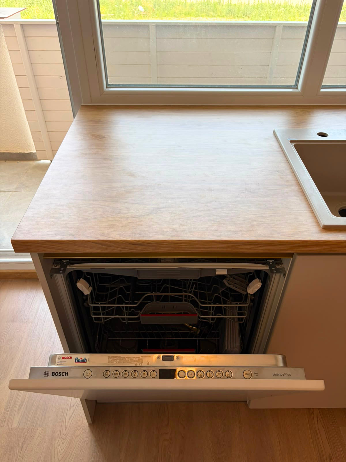 Mobilier din MDF termoformat cu blat din termorezistent și mânere tip profil GOLA