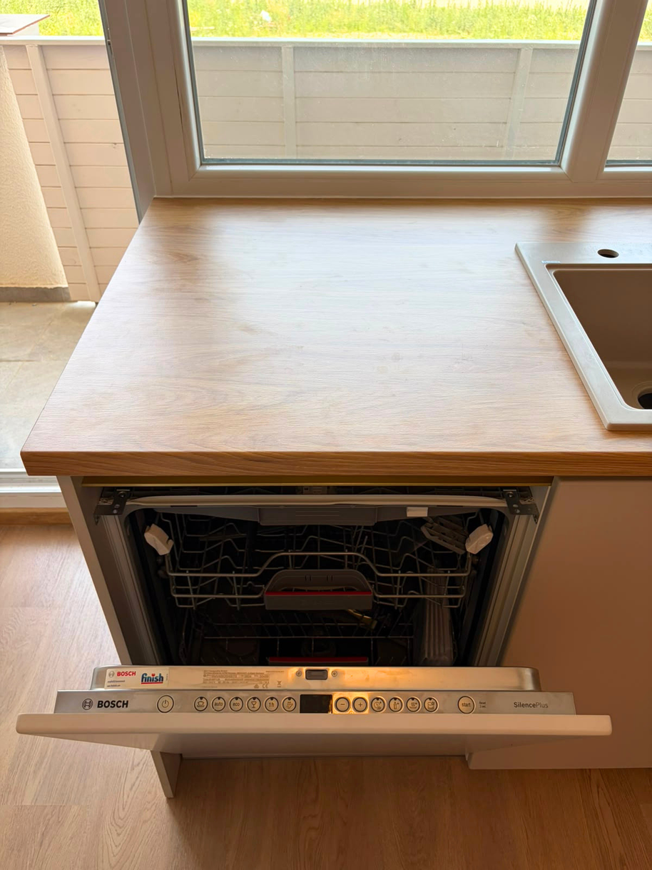 Mobilier din MDF termoformat cu blat din termorezistent și mânere tip profil GOLA