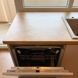 Mobilier din MDF termoformat cu blat din termorezistent și mânere tip profil GOLA