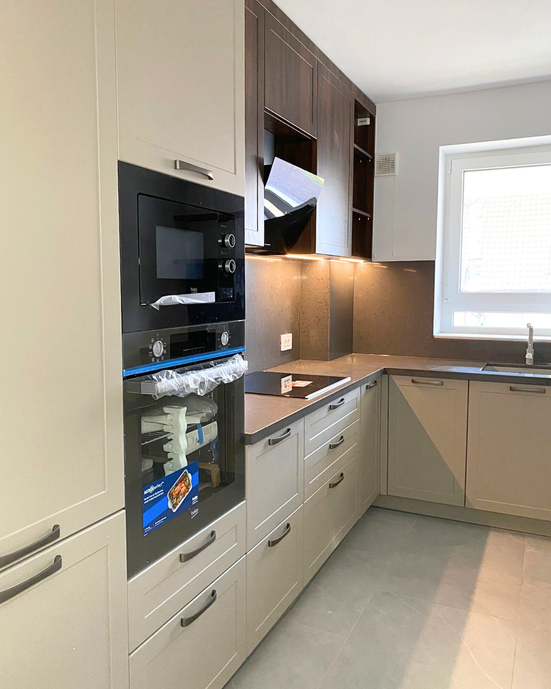 Mobilier pentru bucătărie NORVINIA, cu blat din cuarț compozit și chiuvetă montată sub blat