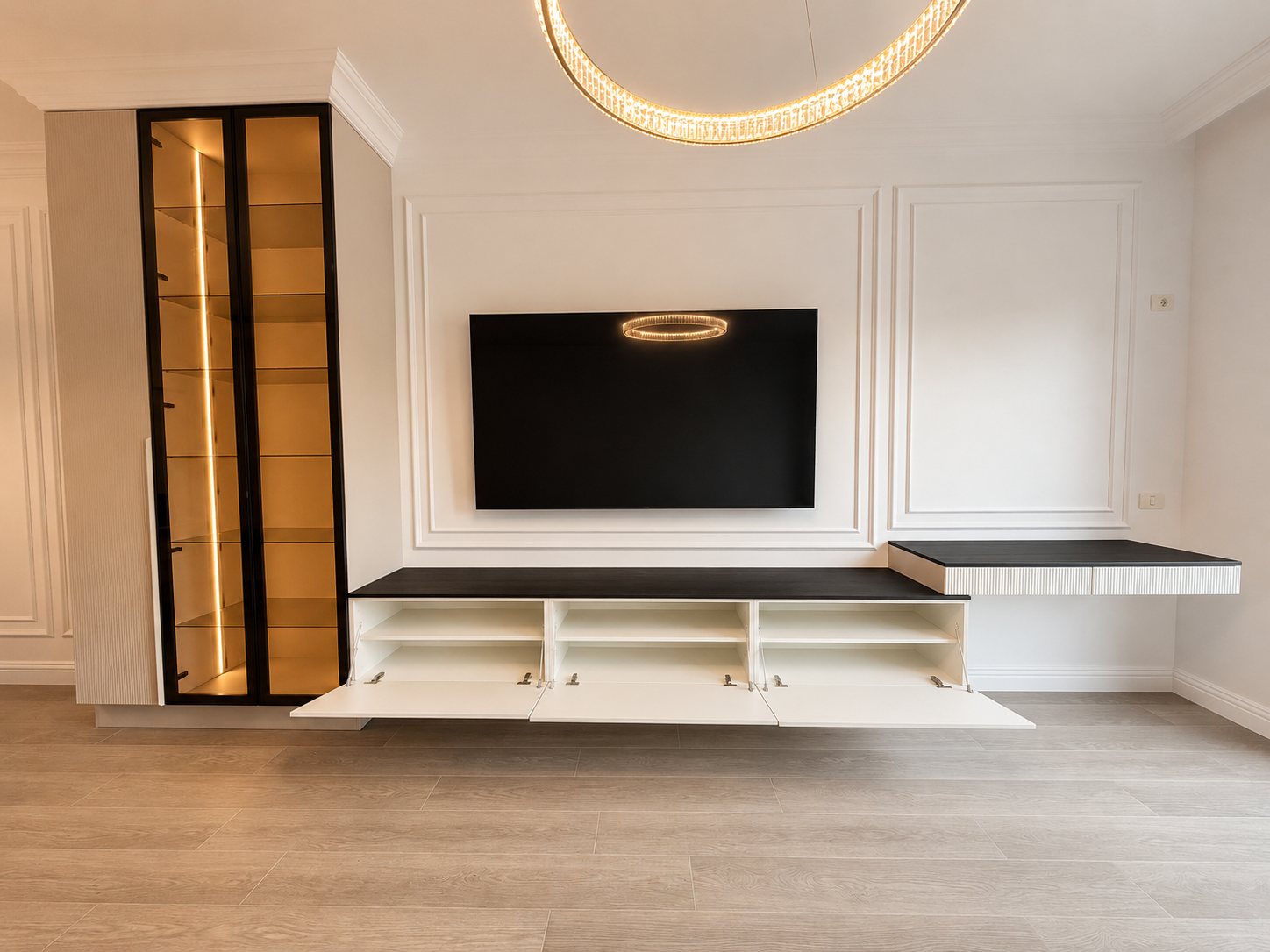 Mobilier pentru living din MDF termoformat cu vitrină și zonă de depozitare realizat la comandă de NORVINIA