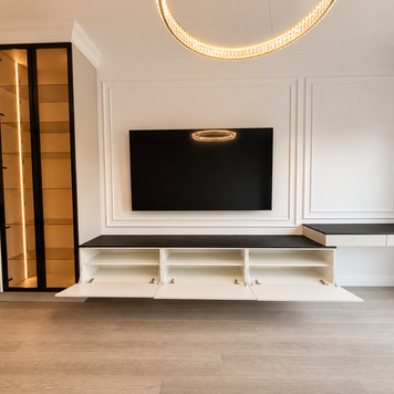 Mobilier pentru living din MDF termoformat cu vitrină și zonă de depozitare realizat la comandă de NORVINIA