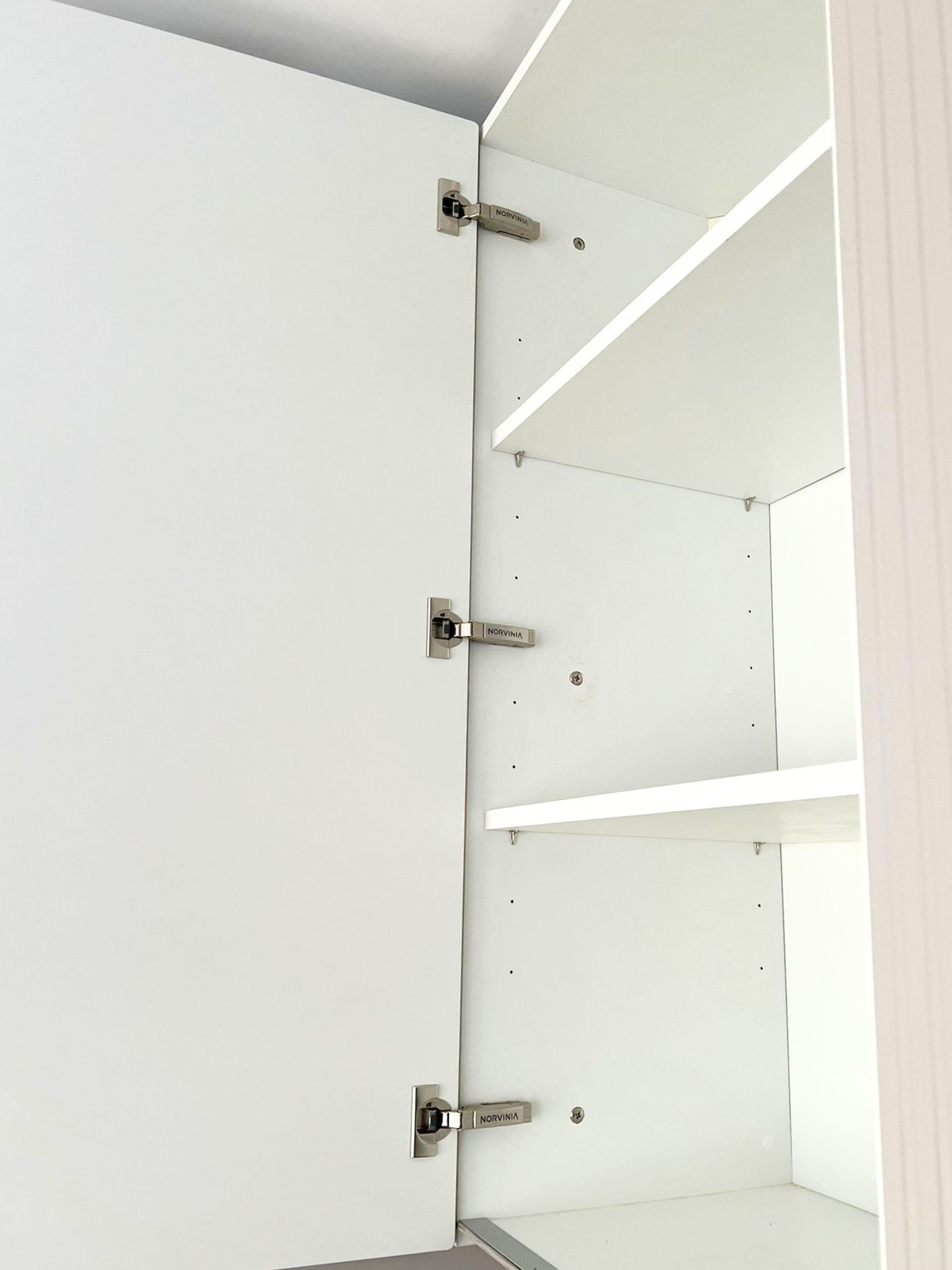 Mobilier la comandă pentru bucătărie NORVINIA, cu mânere metalice aplicate și blat termorezistent