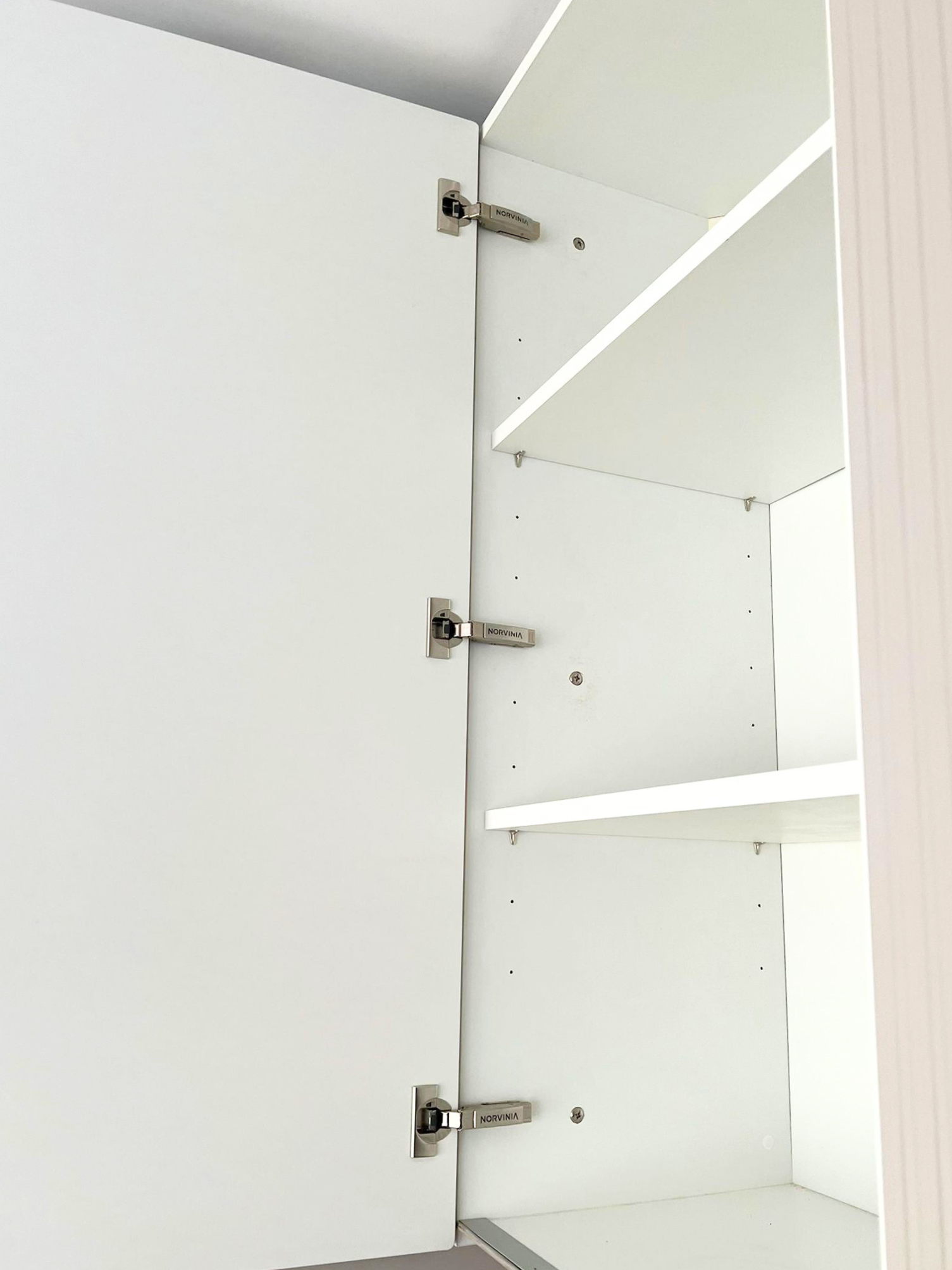 Mobilier la comandă pentru bucătărie NORVINIA, cu mânere metalice aplicate și blat termorezistent