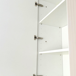 Mobilier la comandă pentru bucătărie NORVINIA, cu mânere metalice aplicate și blat termorezistent