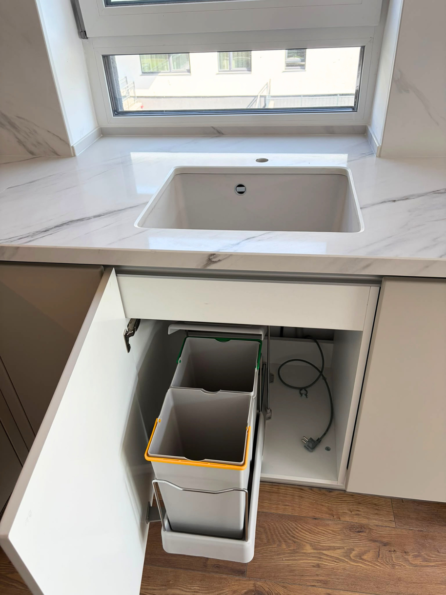 Mobilier din MDF termoformat cu blat din cuarț compozit și mânere GOLA