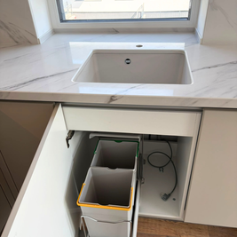 Mobilier din MDF termoformat cu blat din cuarț compozit și mânere GOLA
