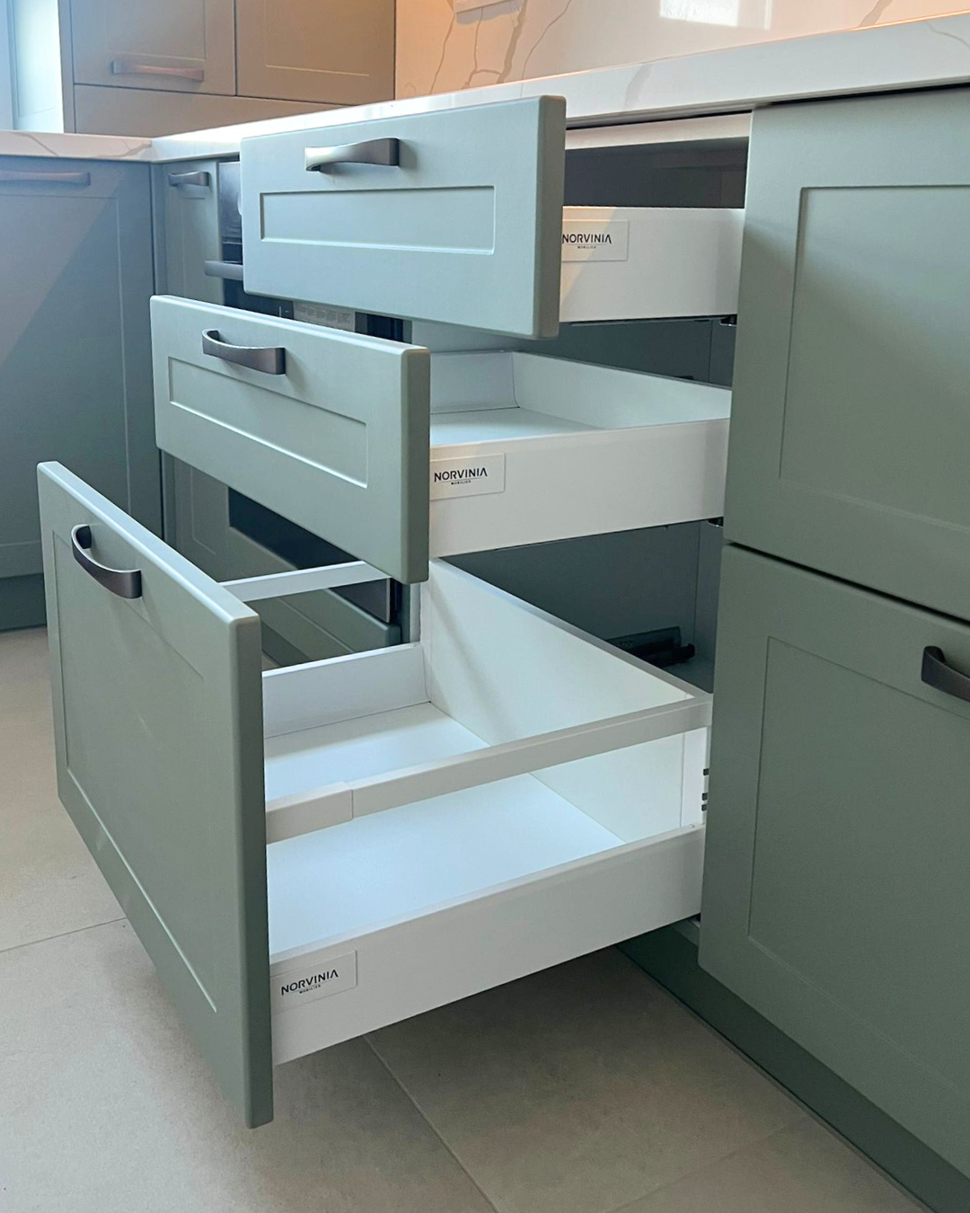 Mobilier la comandă pentru bucătărie NORVINIA, cu mânere metalice aplicate și blat din cuarț compozit