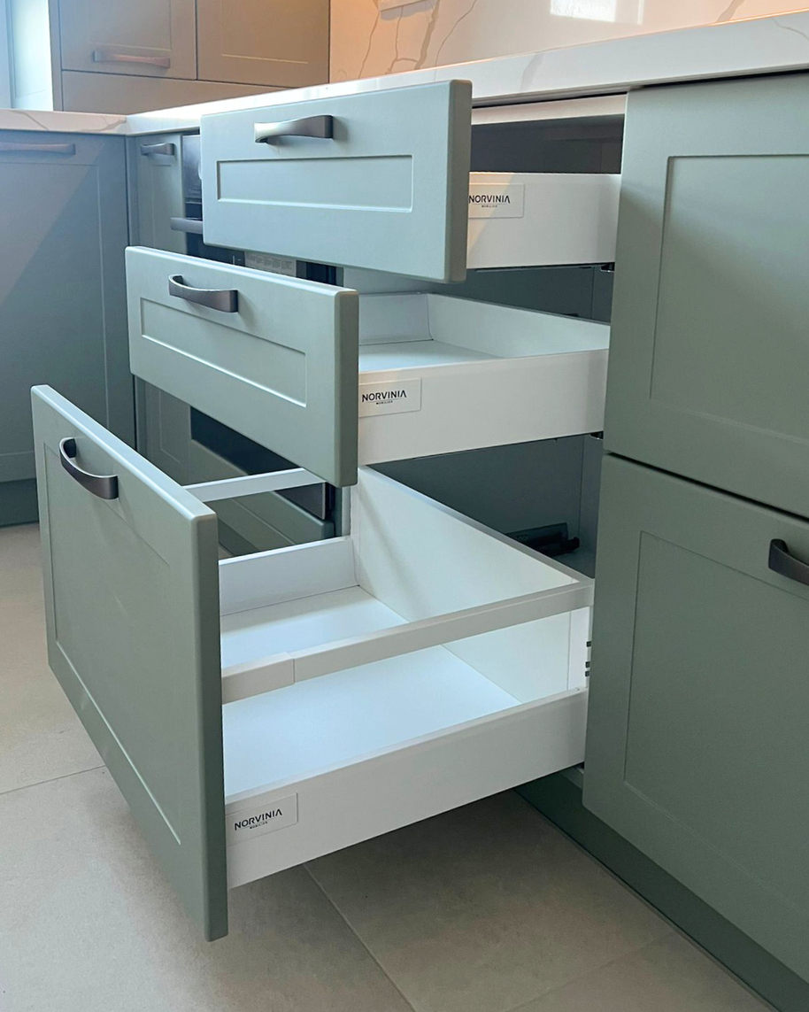Mobilier la comandă pentru bucătărie NORVINIA, cu mânere metalice aplicate și blat din cuarț compozit