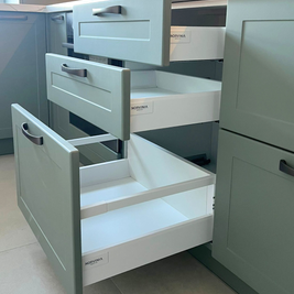 Mobilier la comandă pentru bucătărie NORVINIA, cu mânere metalice aplicate și blat din cuarț compozit