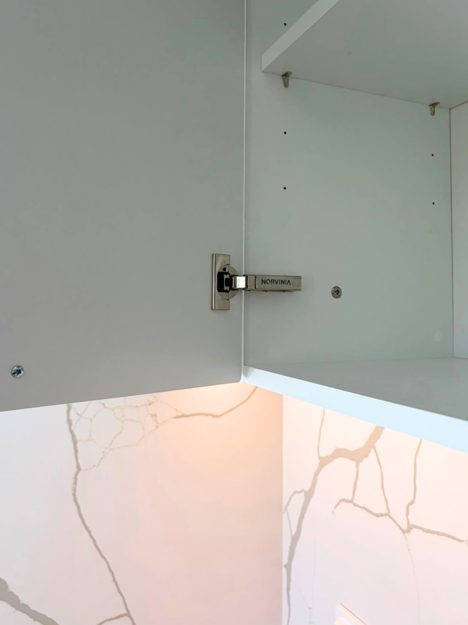 Mobilier din MDF termoformat cu blat din cuarț și mânere metalice aplicate