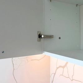 Mobilier din MDF termoformat cu blat din cuarț și mânere metalice aplicate
