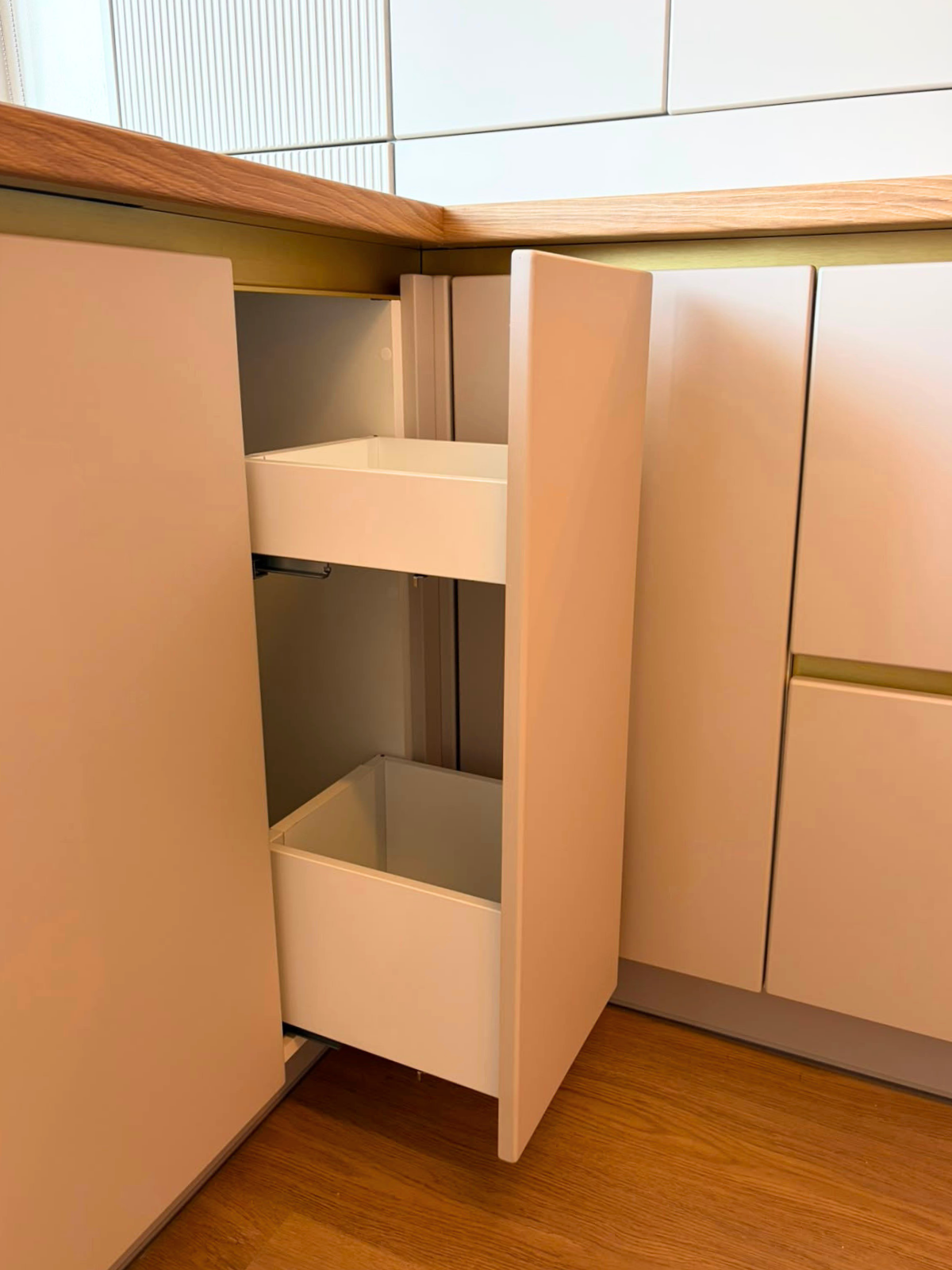 Mobilier din MDF termoformat cu blat din termorezistent și mânere tip profil GOLA