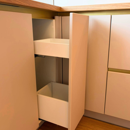 Mobilier din MDF termoformat cu blat din termorezistent și mânere tip profil GOLA