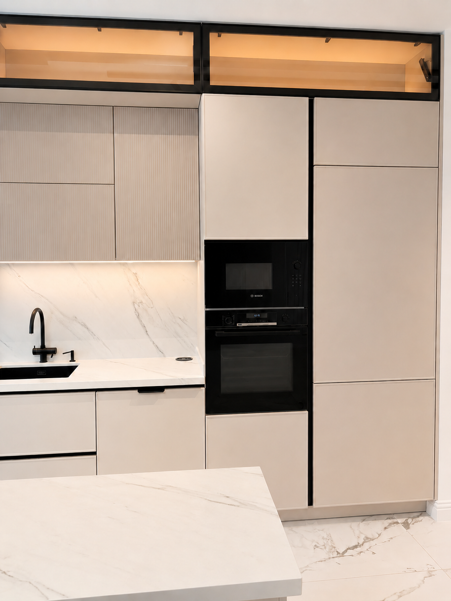 Mobilier de bucătărie NORVINIA, cu fronturi din MDF termoformat, blat din cuarț compozit și mânere tip profil GOLA, finisaj negru mat