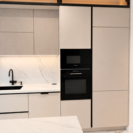 Mobilier de bucătărie NORVINIA, cu fronturi din MDF termoformat, blat din cuarț compozit și mânere tip profil GOLA, finisaj negru mat