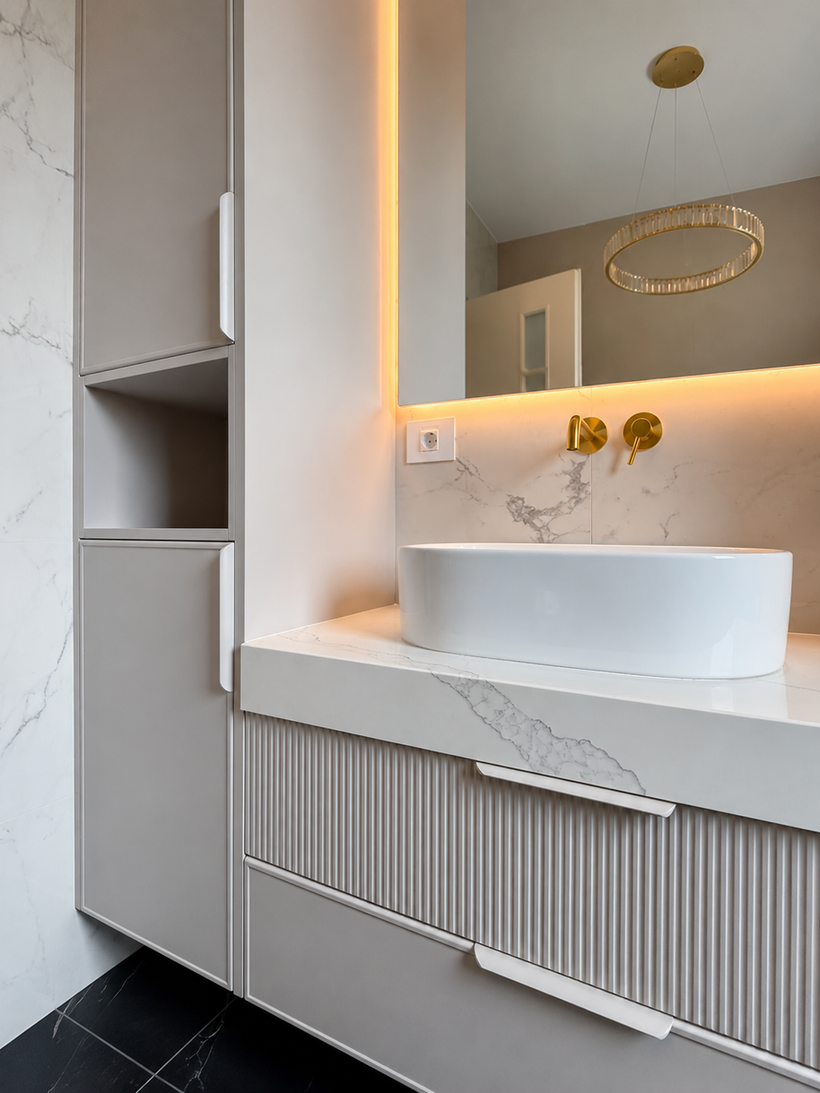 Mobilier pentru baie realizat la comandă de NORVINIA din MDF temoformat cu blat din cuarț compozit și oglindă