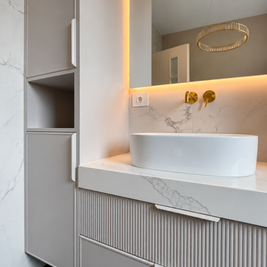 Mobilier pentru baie realizat la comandă de NORVINIA din MDF temoformat cu blat din cuarț compozit și oglindă
